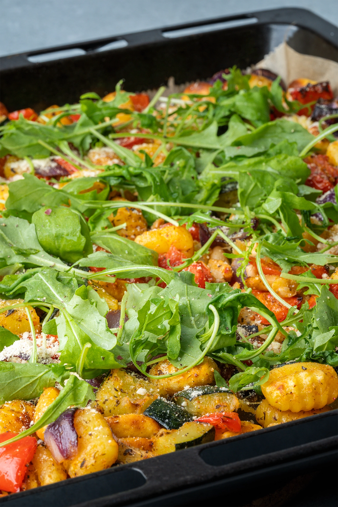 mediterranes Gnocchi-Feierabendblech mit Rucola