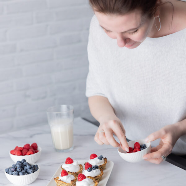 Katja beim dekorieren von Granolacups mit Himbeeren und Blaubeeren