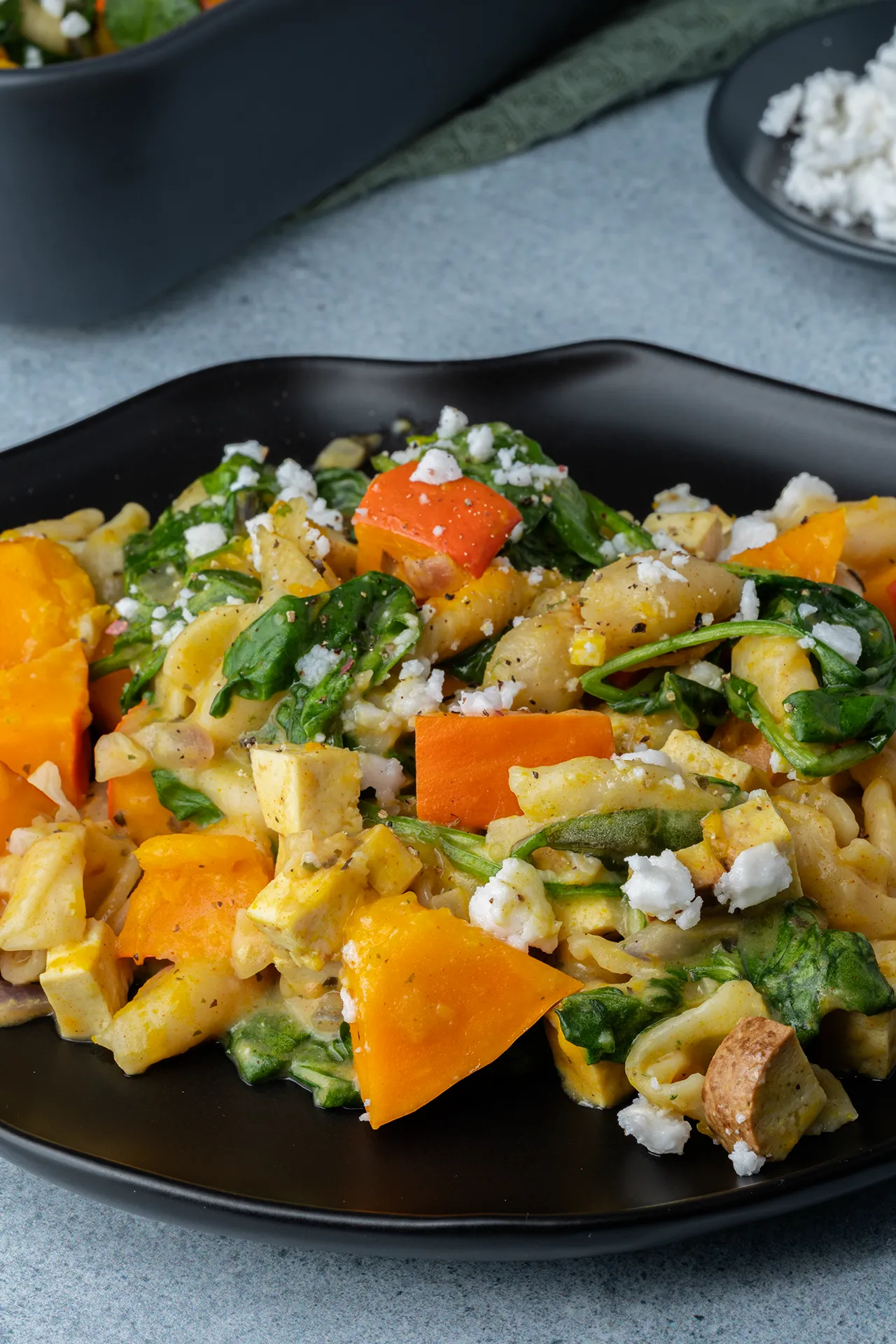 Veganer Nudelauflauf mit Kürbis und Spinat