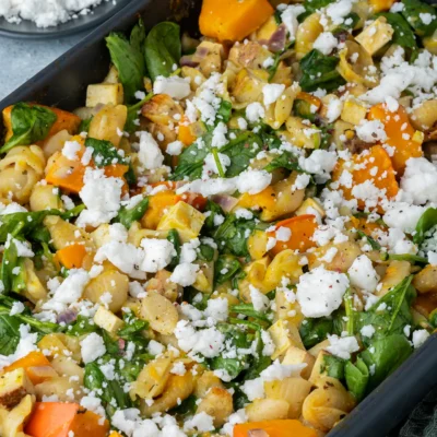 Veganer Kürbis-Nudelauflauf mit Spinat und Räuchertofu