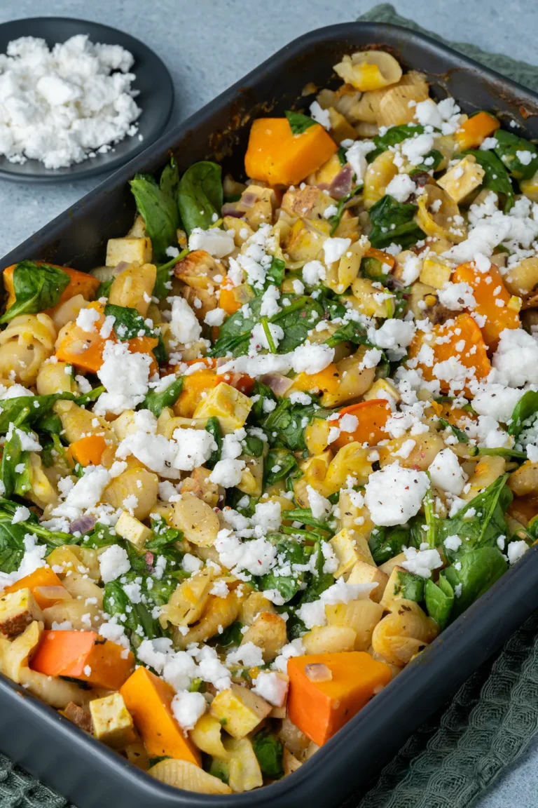 Veganer Kürbis-Nudelauflauf mit Spinat und Räuchertofu