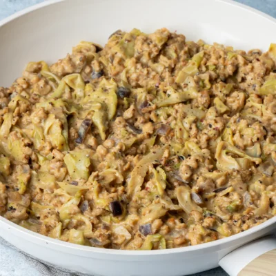 Startseite 5 Vegane Spitzkohl-Hack-Pfanne in einer weißen Pfanne