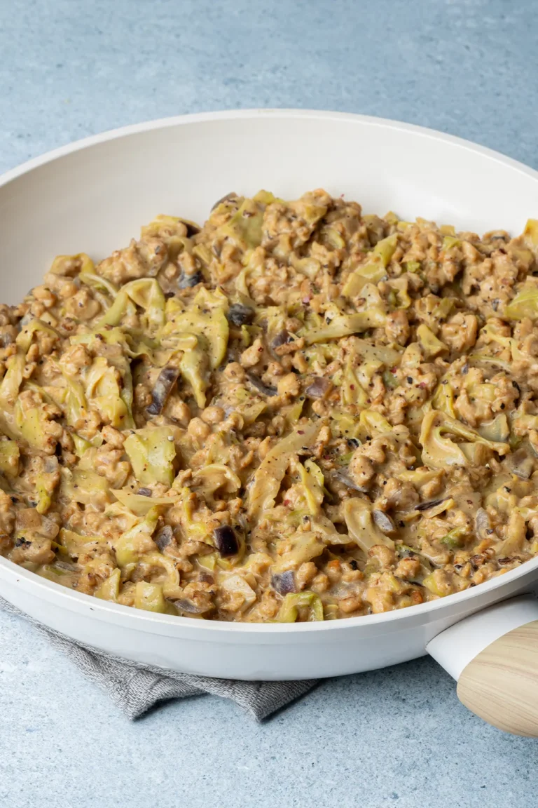 Vegane Spitzkohl-Hack-Pfanne in einer weißen Pfanne